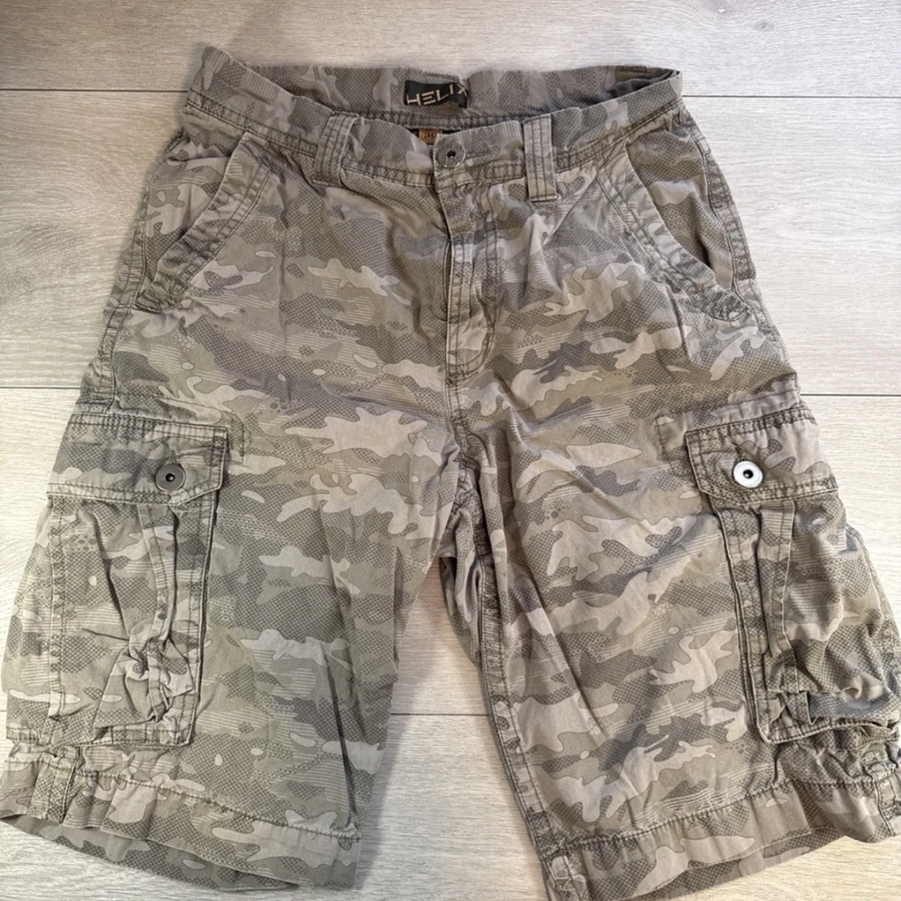 Helix Men's Gray Camo Cargo Shorts